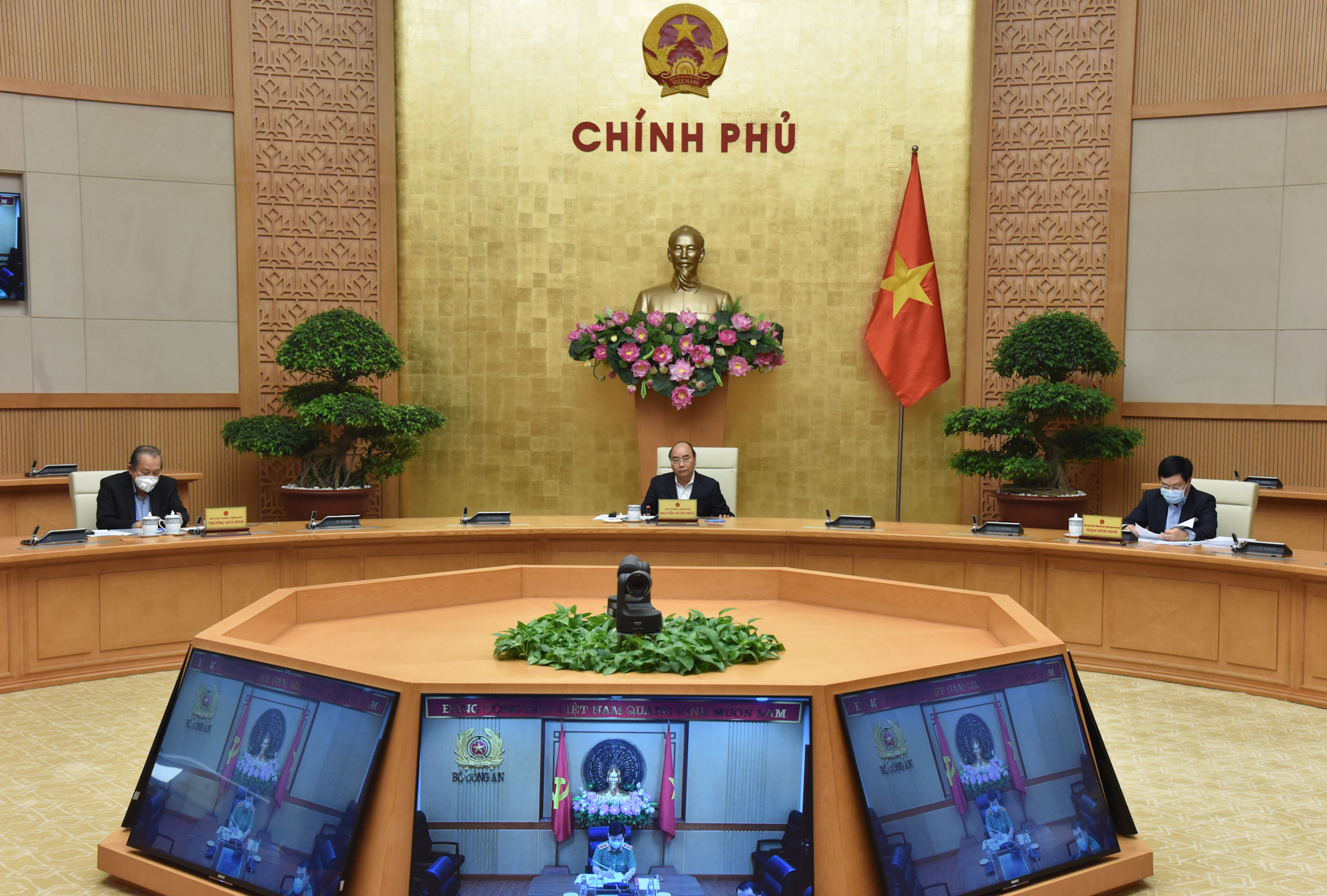Ban hành Nghị quyết hỗ trợ trực tiếp cho người dân gặp khó khăn do COVID-19
