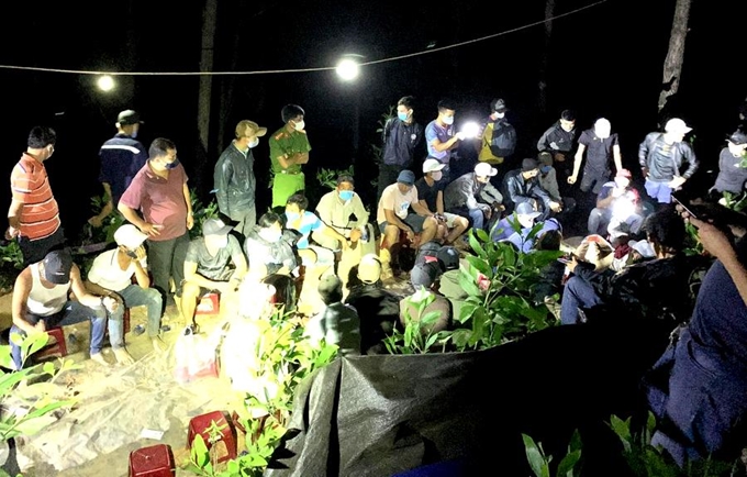 Bắt 41 đối tượng đánh bạc trong rừng phòng hộ