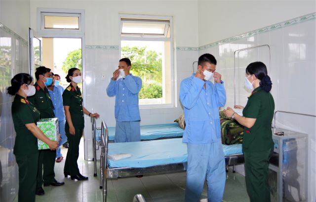 Phụ nữ Quân khu 5 đồng hành chống dịch
