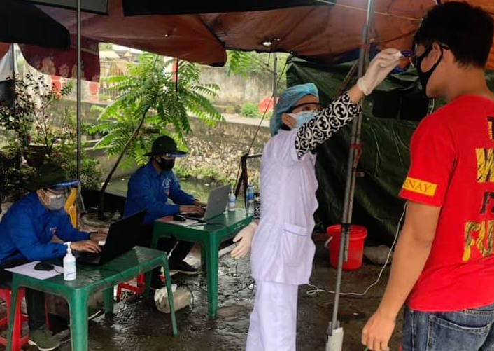 Màu áo xanh tình nguyện nơi cửa ngõ Thủ đô