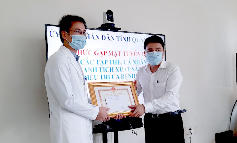 Khen thưởng các y bác sĩ điều trị thành công ca bệnh COVID-19 số 57