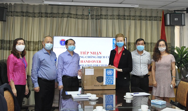 UNDP trao tặng 20 000 chiếc khẩu trang ngoại khoa chất lượng cao cho Bộ Y tế