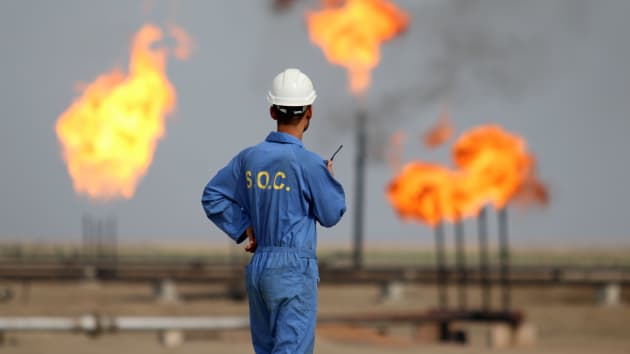 Giá dầu thế giới tăng vọt sau thỏa thuận của OPEC+