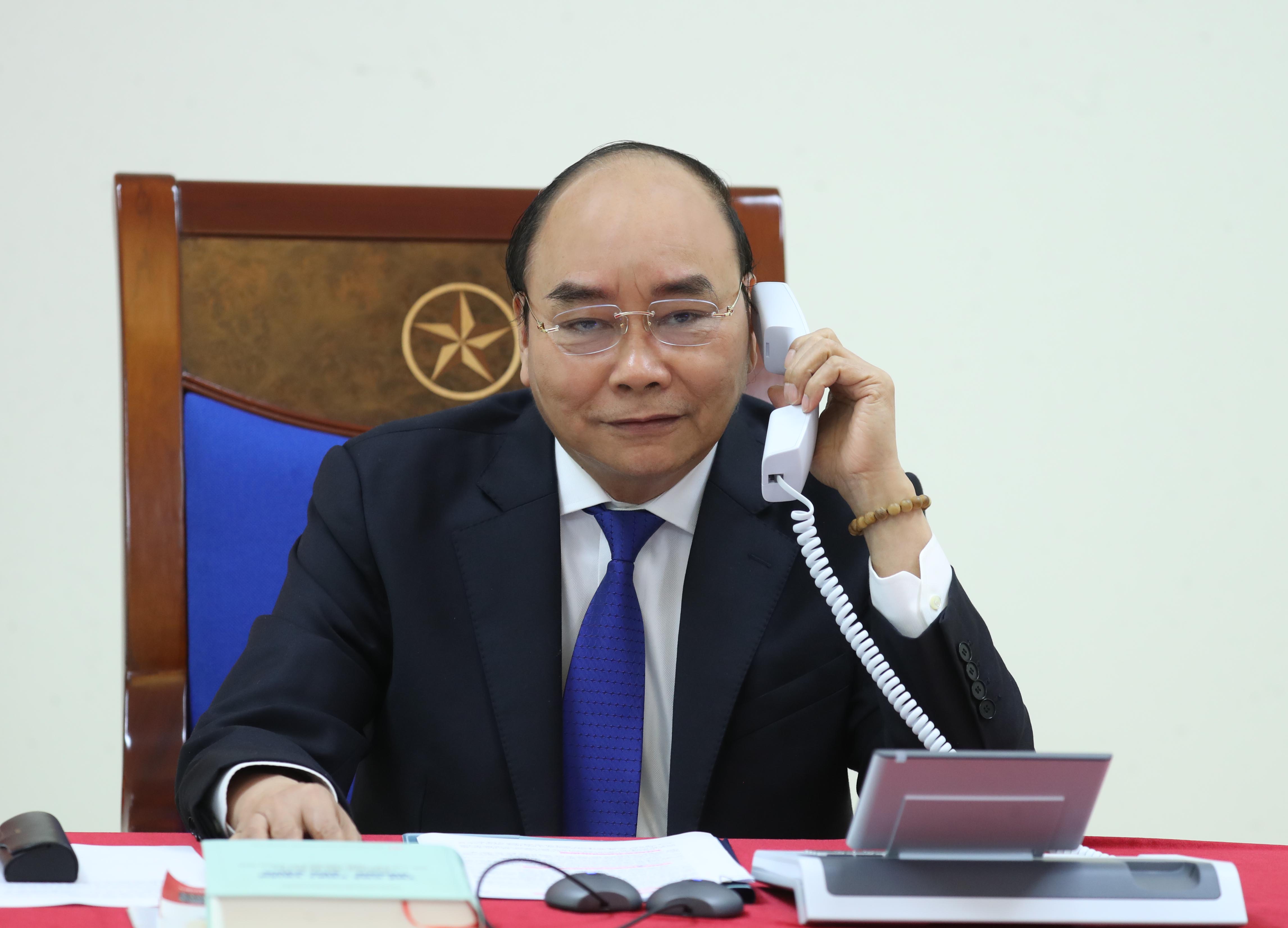 Thủ tướng Nguyễn Xuân Phúc điện đàm với Thủ tướng Ấn Độ