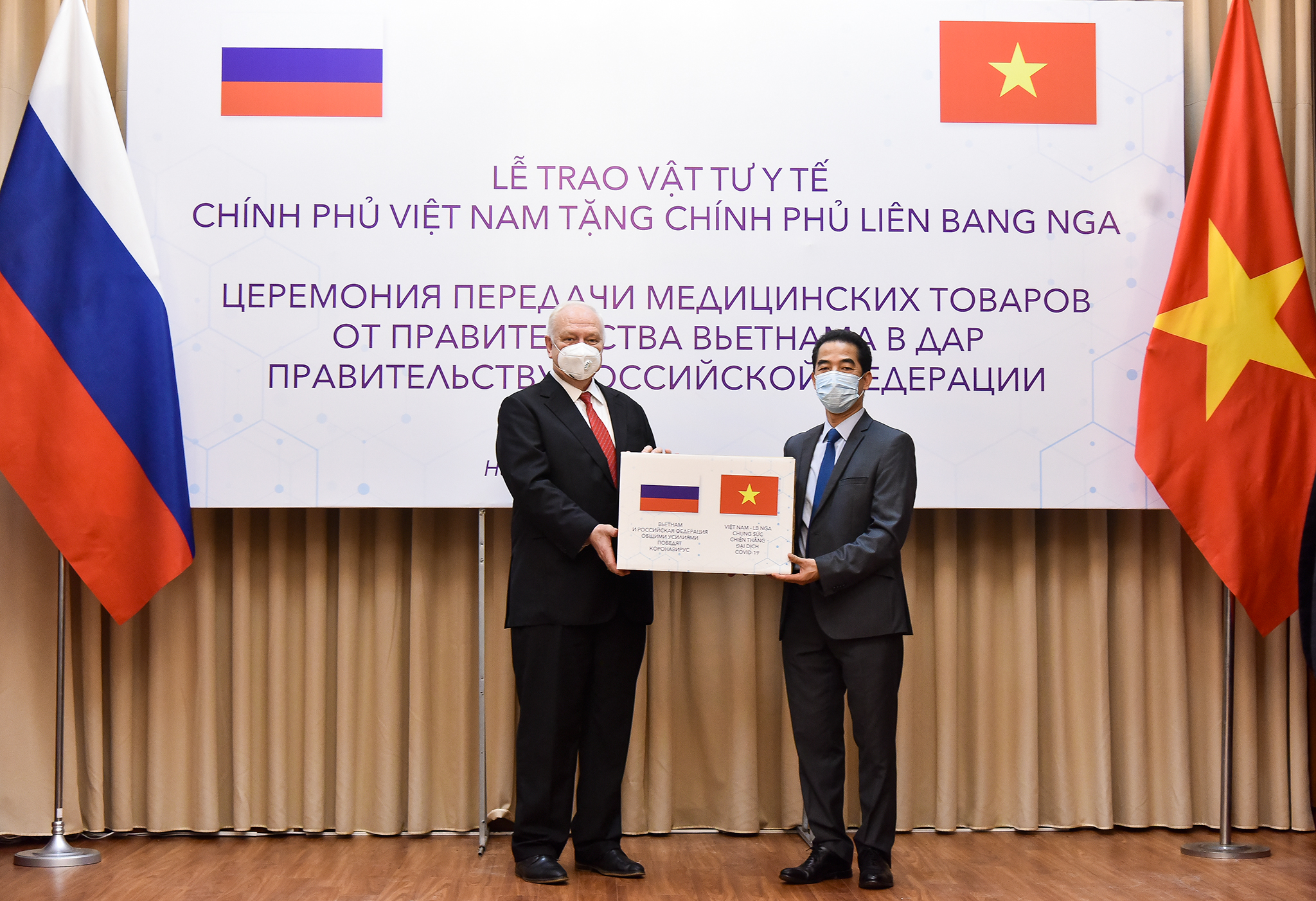 Việt Nam gửi tặng Chính phủ và nhân dân LB Nga 150 000 khẩu trang vải kháng khuẩn