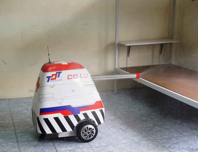 Đưa robot khử khuẩn của ĐH Tôn Đức Thắng vào hoạt động tại khu cách ly