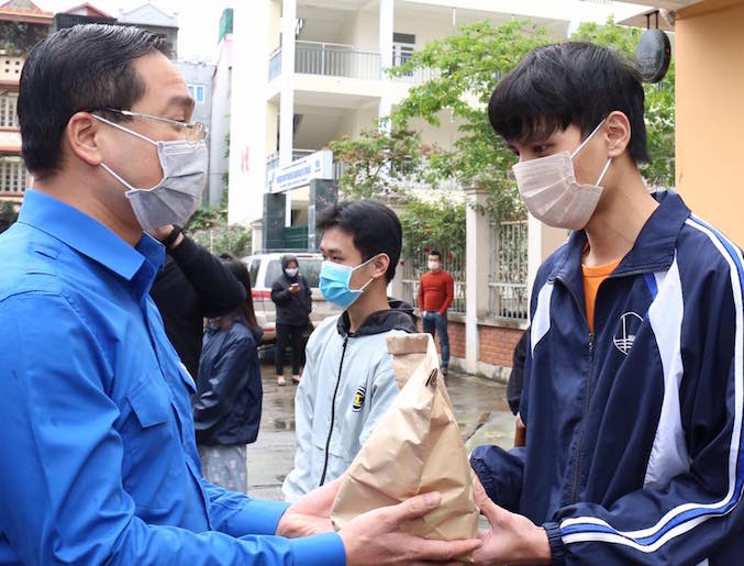 8 000 suất ăn mỗi ngày tiếp sức sinh viên, công nhân, người khó khăn