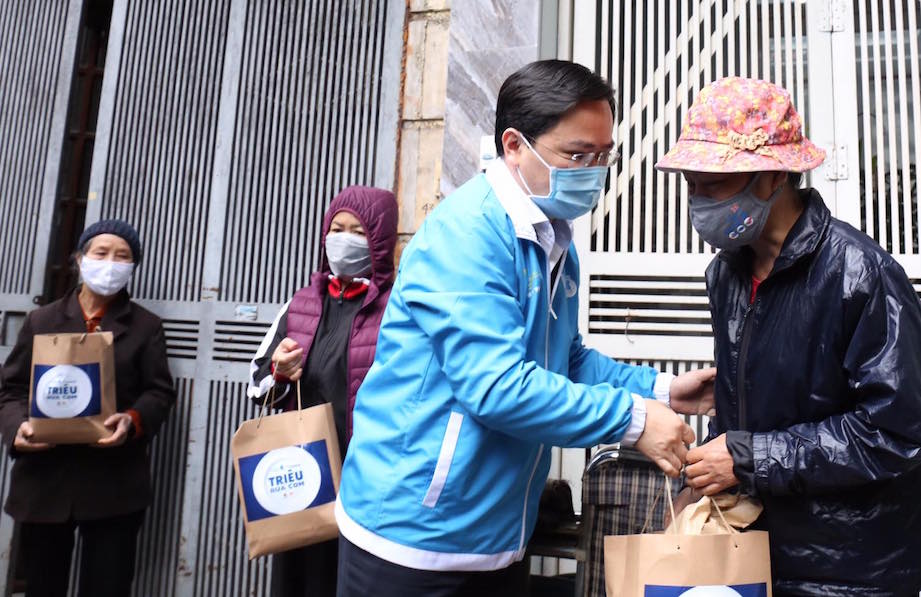 Những bữa cơm đầu tiên trong chương trình “Triệu bữa cơm” đến với người có hoàn cảnh khó khăn