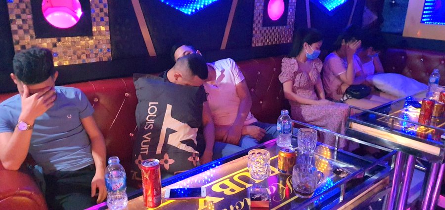 Quảng Nam 11 thanh niên dương tính với ma túy trong quán karaoke