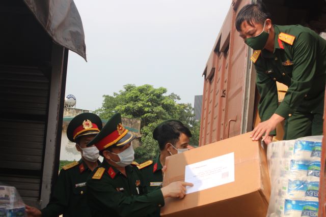 Quân khu 4 tiếp nhận hỗ trợ 27 mặt hàng nhu yếu phẩm phòng, chống dịch