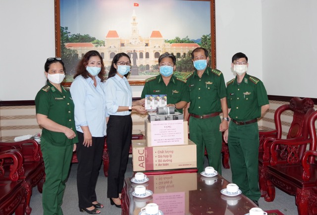 Bộ đội Biên phòng TP Hồ Chí Minh tiếp nhận vật dụng phòng, chống dịch