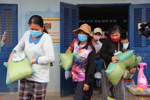 Những món quà nghĩa tình đến với người gốc Việt tại Campuchia