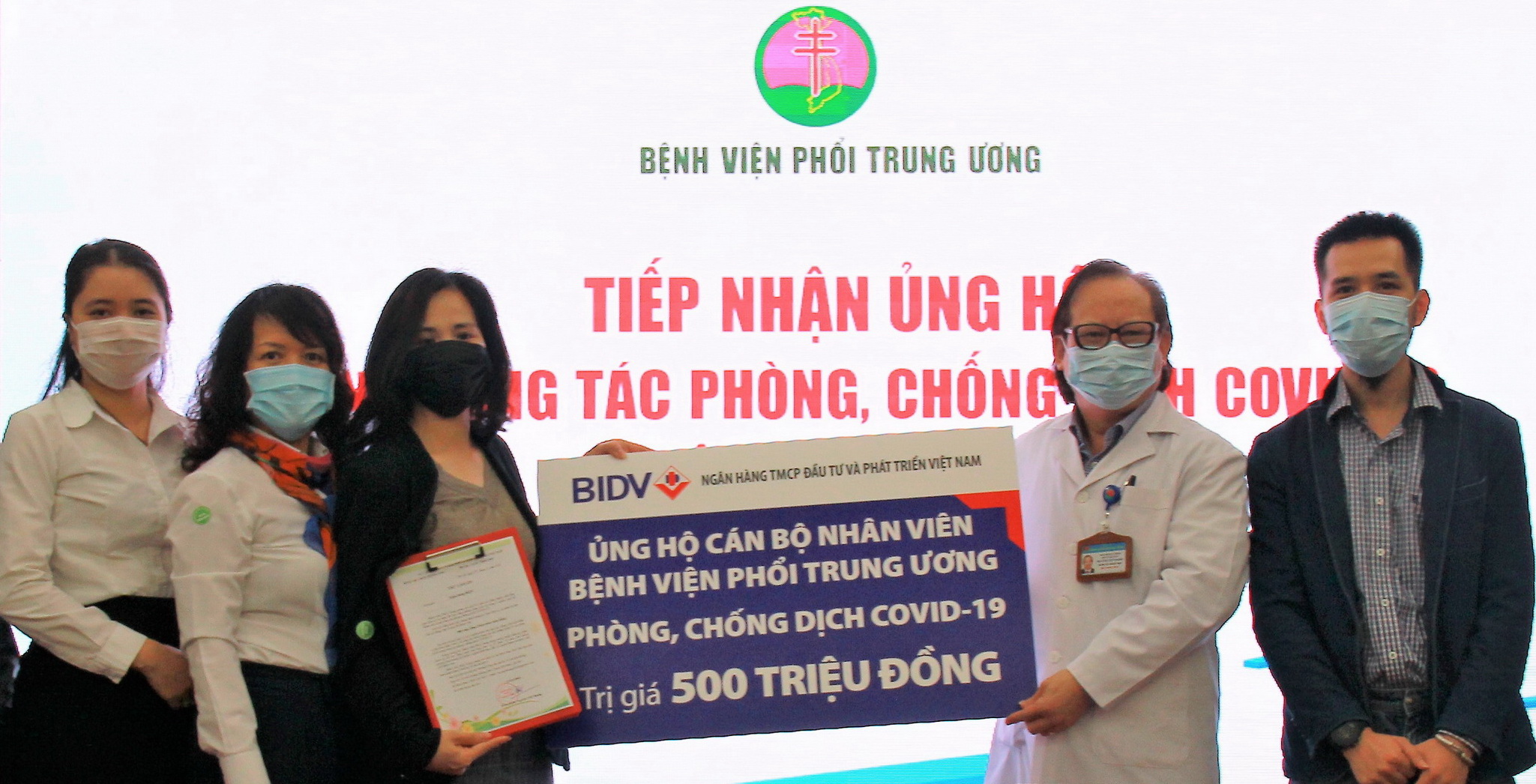 BIDV hỗ trợ Bệnh viện Phổi Trung ương phòng chống COVID-19