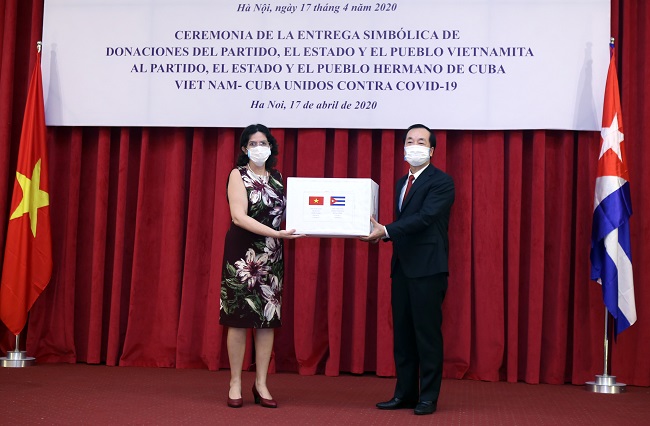 Trao thư của Tổng Bí thư, Chủ tịch nước và quà tặng Cuba phòng, chống dịch
