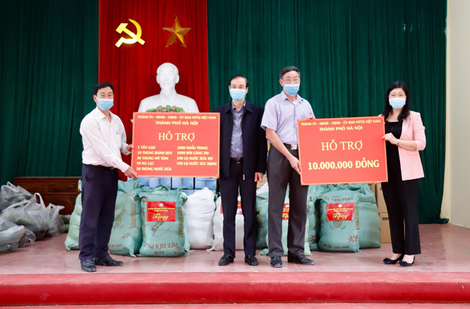 Lãnh đạo Thành phố Hà Nội động viên, tặng quà nhân dân khu cách ly thôn Đông Cứu