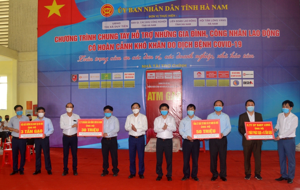 Khai trương “Cây ATM gạo” đầu tiên ở Hà Nam

​