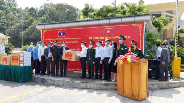 Tỉnh Nghệ An trao quà tặng tỉnh Xiêng Khoảng Lào phòng chống dịch