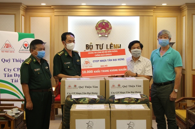Bộ Tư lệnh bộ đội biên phòng tiếp nhận vật tư y tế phòng, chống dịch Covid-19