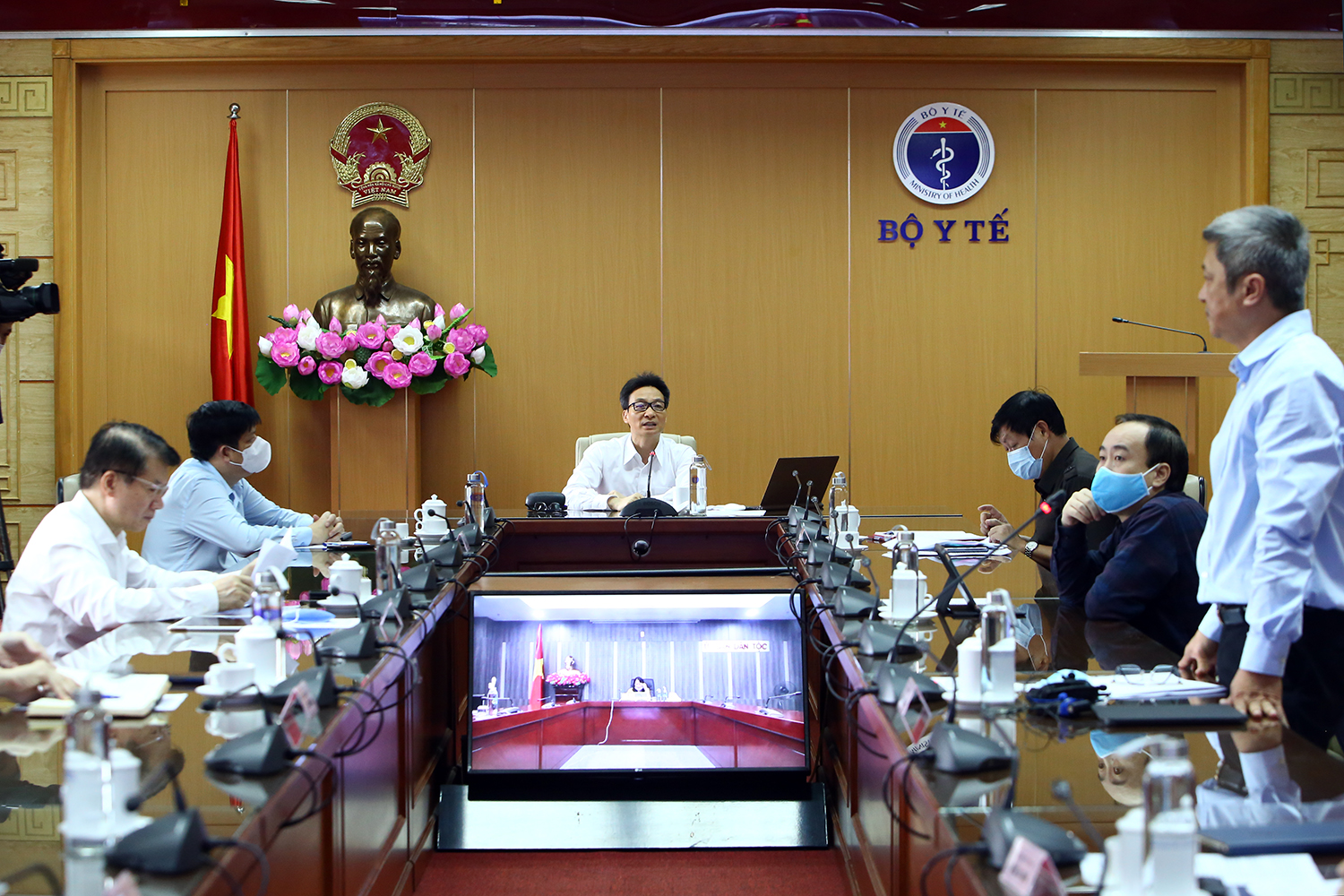 Bàn giải pháp chung sống an toàn với dịch COVID-19
