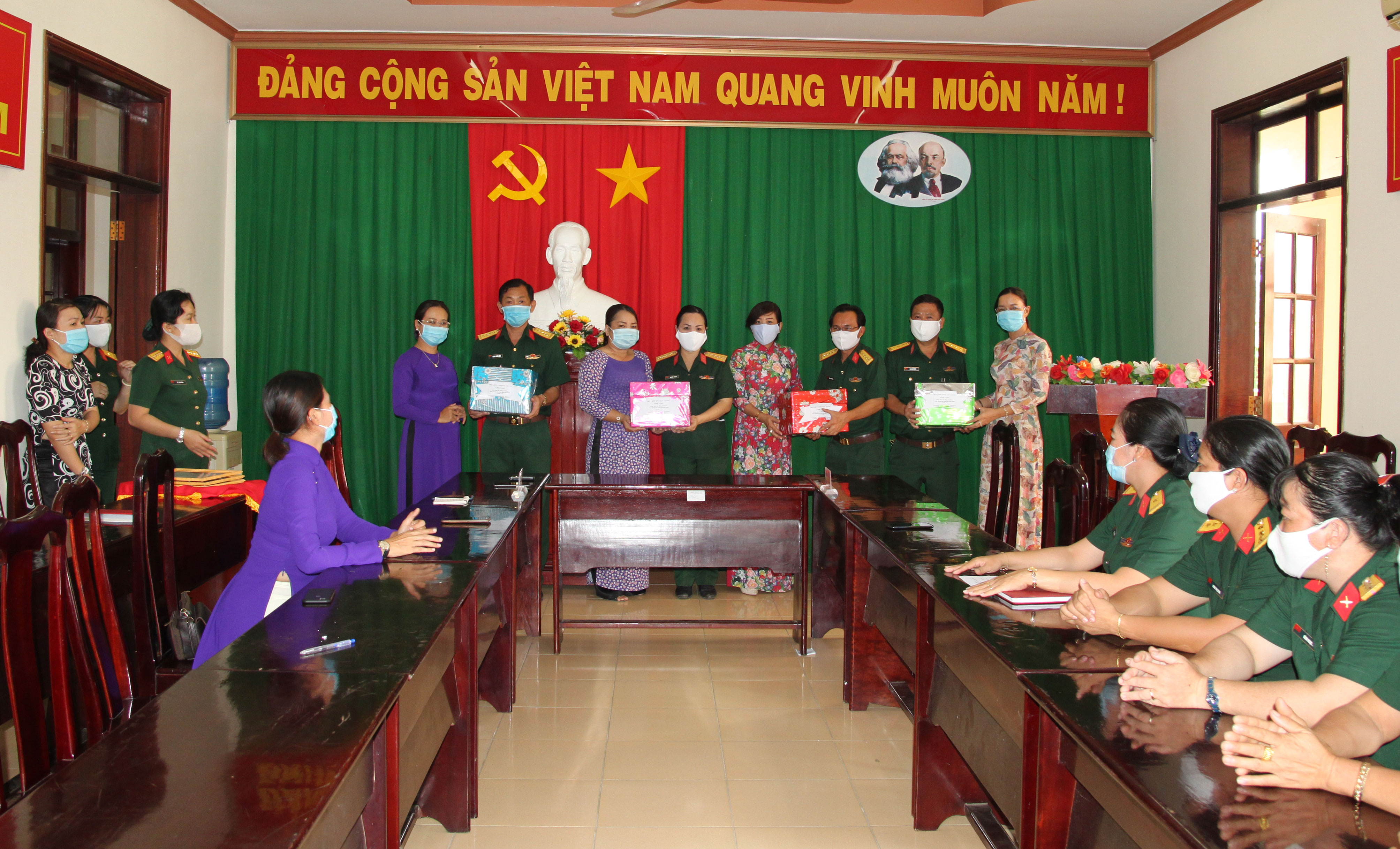 Hậu Giang Phụ nữ lực lượng vũ trang chung tay đẩy lùi dịch bệnh