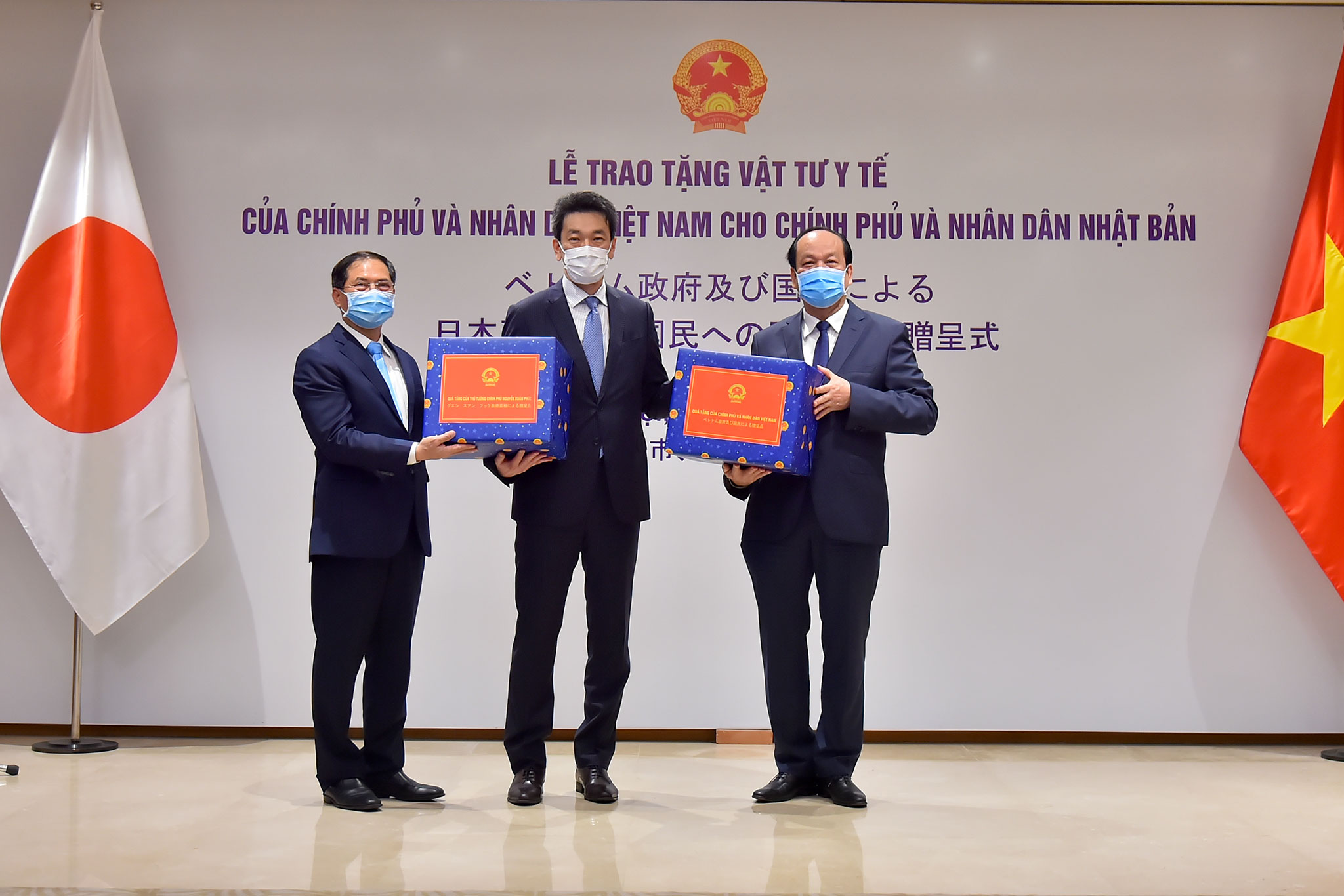 Vận chuyển vật tư y tế trao tặng Nhật Bản