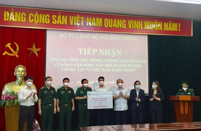 Trao tặng thiết bị y tế cho bộ đội biên phòng