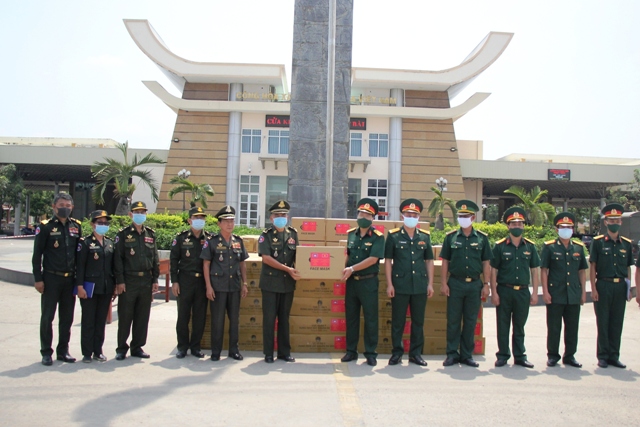 Trao tặng vật tư y tế phòng, chống dịch COVID-19 cho Bộ Quốc phòng Vương quốc Campuchia