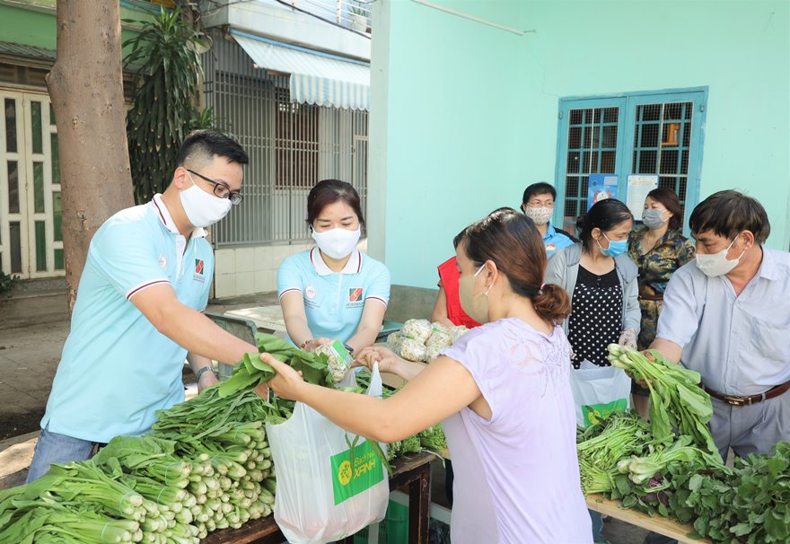 Agribank Chi Nhánh TP HCM trao tặng quà cho bà con có hoàn cảnh khó khăn bị ảnh hưởng bởi COVID-19