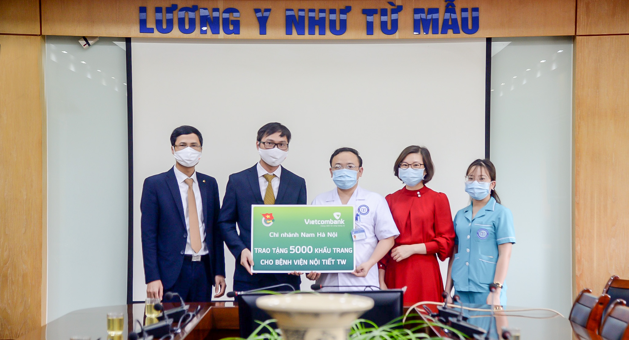 Đoàn Thanh niên Vietcombank Nam Hà Nội tặng Bệnh viện Nội tiết Trung ương 5 000 khẩu trang y tế