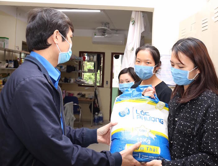 Trao hơn 15 tấn gạo tặng sinh viên bị ảnh hưởng bởi COVID-19