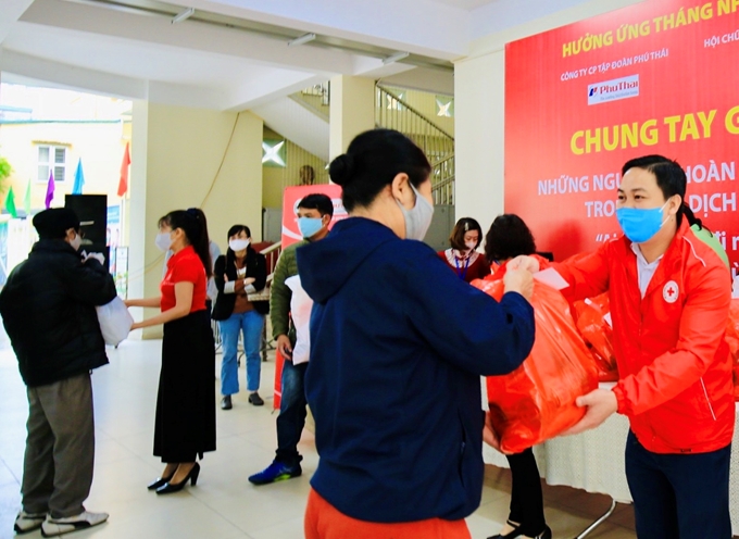 1 000 suất quà “Chung tay giúp đỡ người có hoàn cảnh khó khăn bị ảnh hưởng bởi dịch COVID-19”