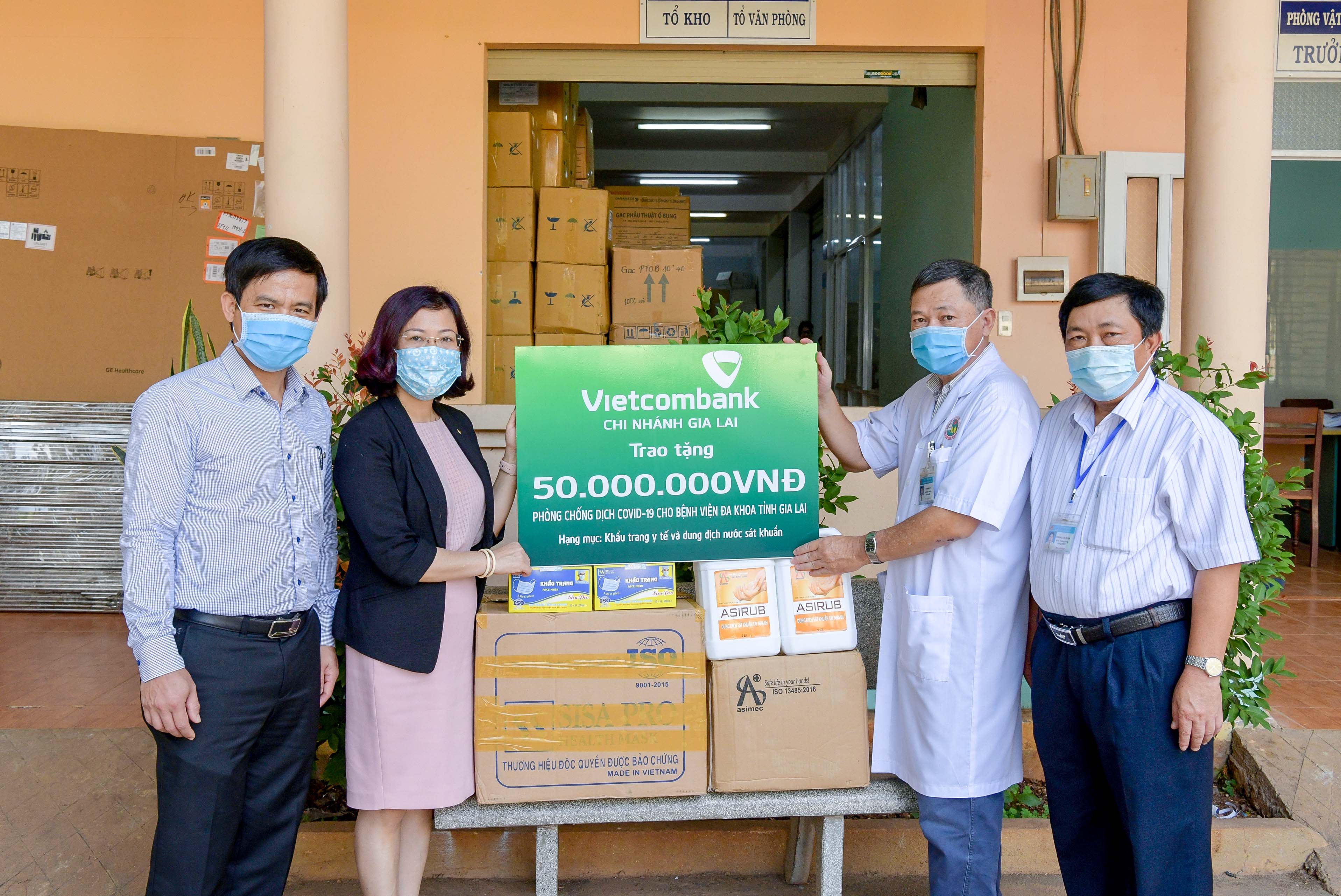 Vietcombank Gia Lai hỗ trợ trang thiết bị y tế nhằm phòng, chống dịch COVID-19