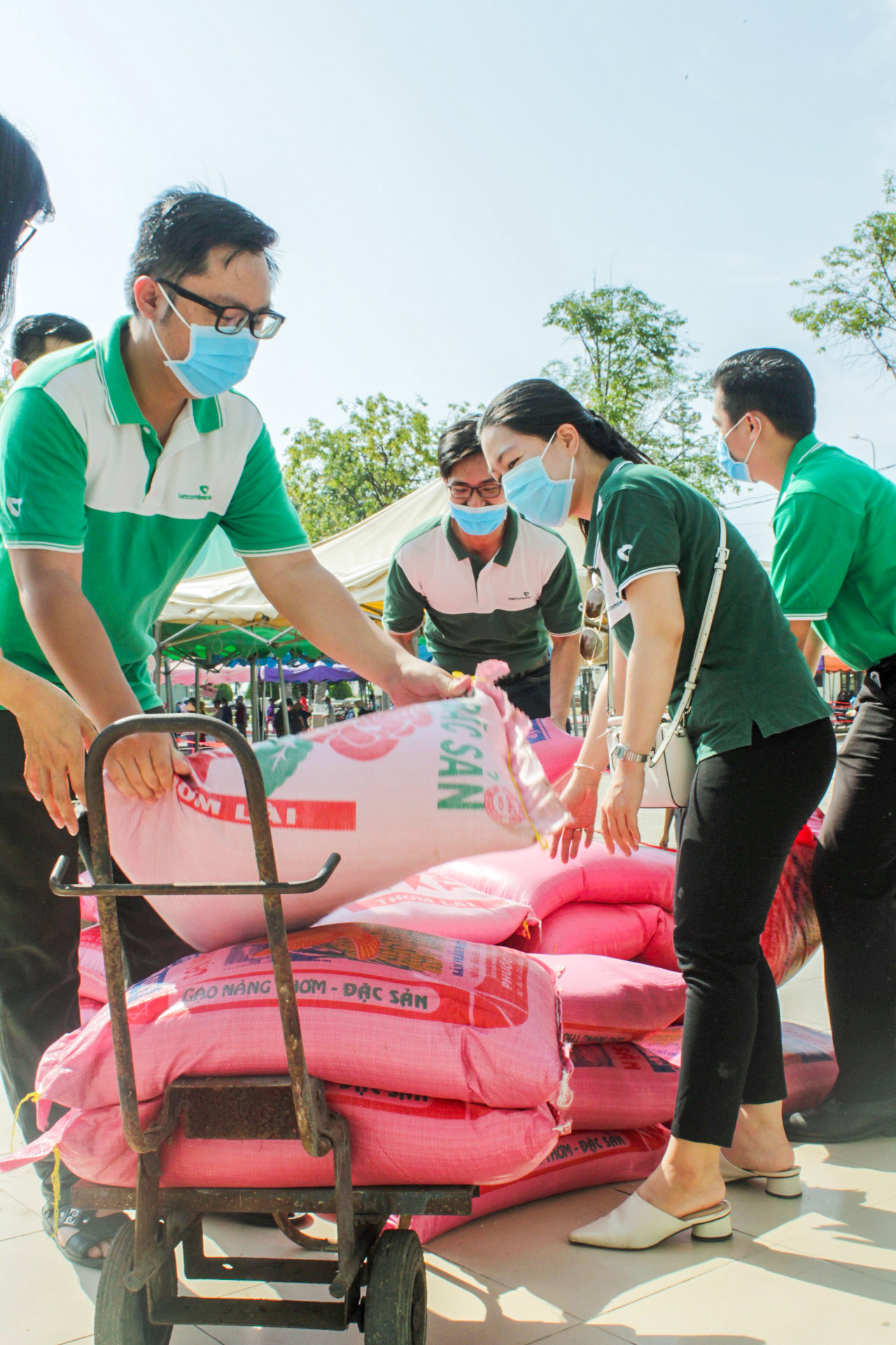 Chi đoàn Vietcombank Bình Định ủng hộ 2,5 tấn gạo hỗ trợ người dân bị ảnh hưởng bởi dịch COVID-19