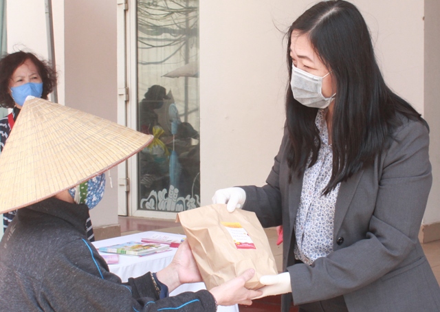 “Tiếp sức đẩy lùi COVID-19 ưu tiên hỗ trợ phụ nữ có hoàn cảnh khó khăn