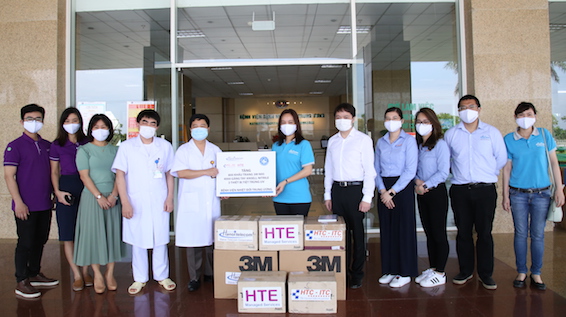 Trao hơn 17 000 khẩu trang, găng tay y tế tặng các bệnh viện tuyến đầu