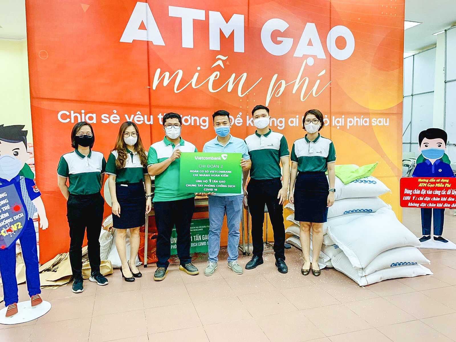 Chi đoàn 2 Đoàn cơ sở Vietcombank Hoàn Kiếm hỗ trợ người nghèo bị ảnh hưởng bởi dịch COVID-19