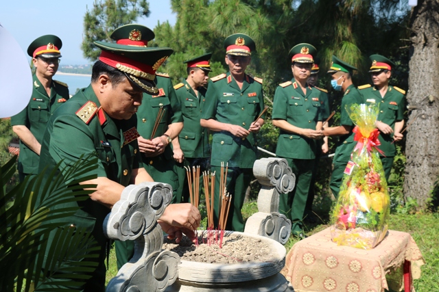 Bộ Quốc phòng dâng hoa, tưởng niệm các Anh hùng, Liệt sỹ