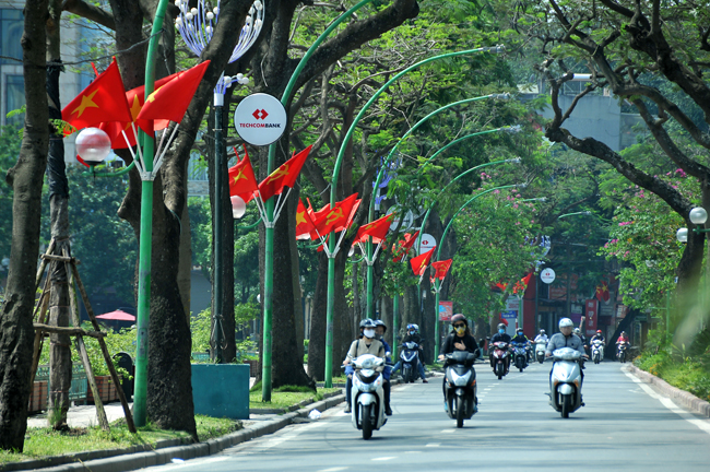 Hà Nội thắm đỏ cờ Tổ quốc kỷ niệm 45 năm ngày thống nhất non sông