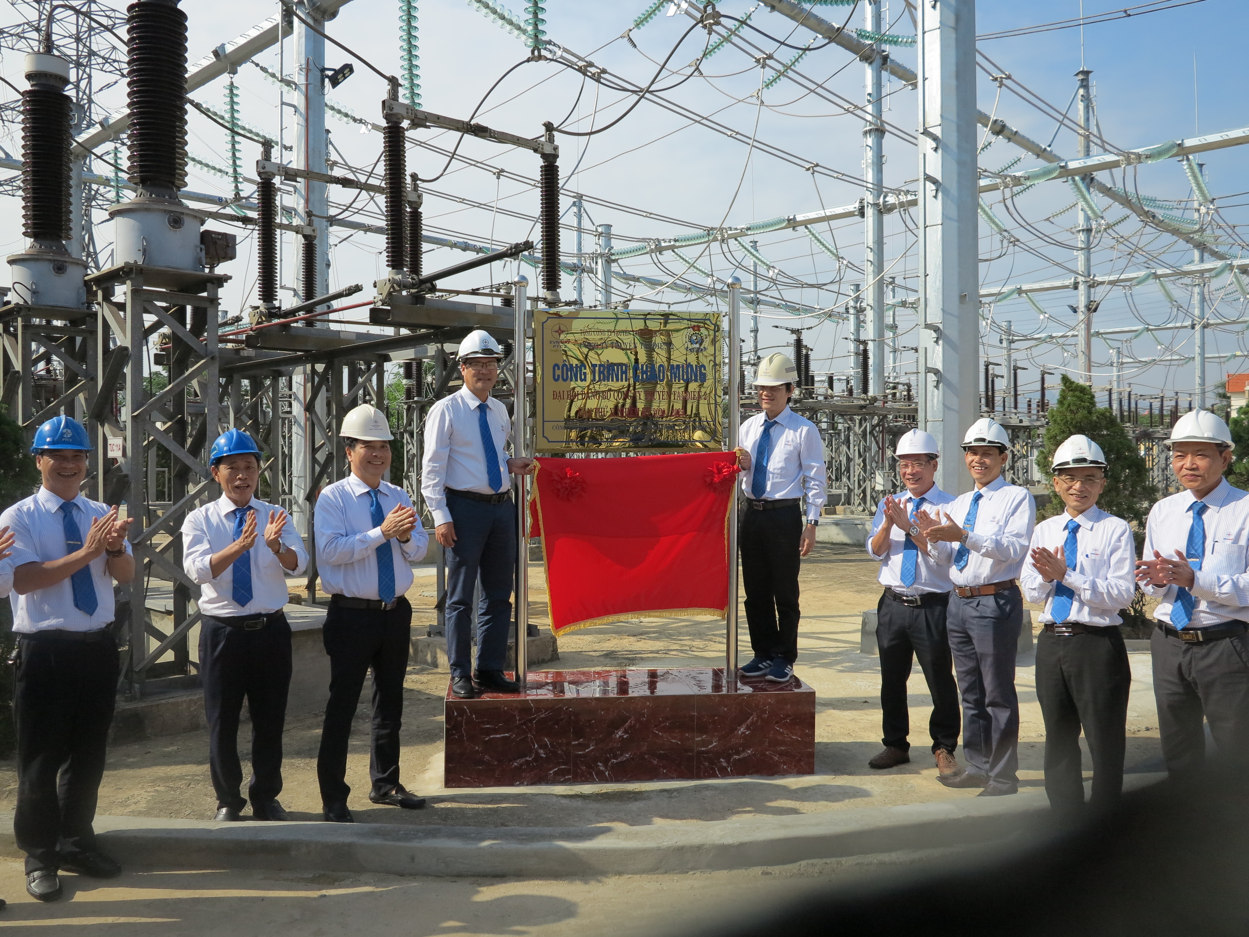 Gắn biển công trình Dự án Hoàn thiện hệ thống phân phối ngoài trời tại TBA 220kV Đồng Hới