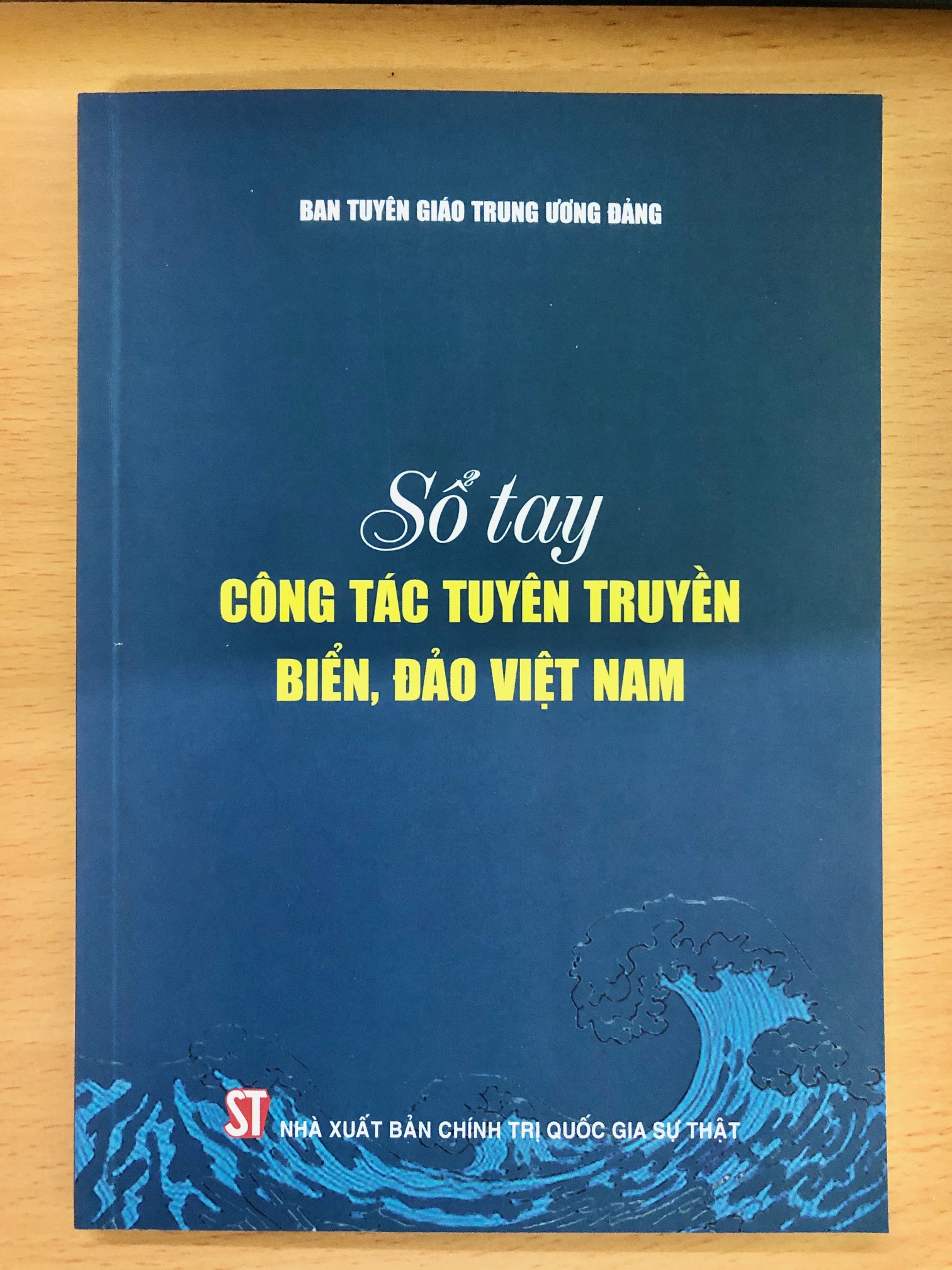 Ra mắt cuốn sổ tay tuyên truyền biển, đảo Việt Nam