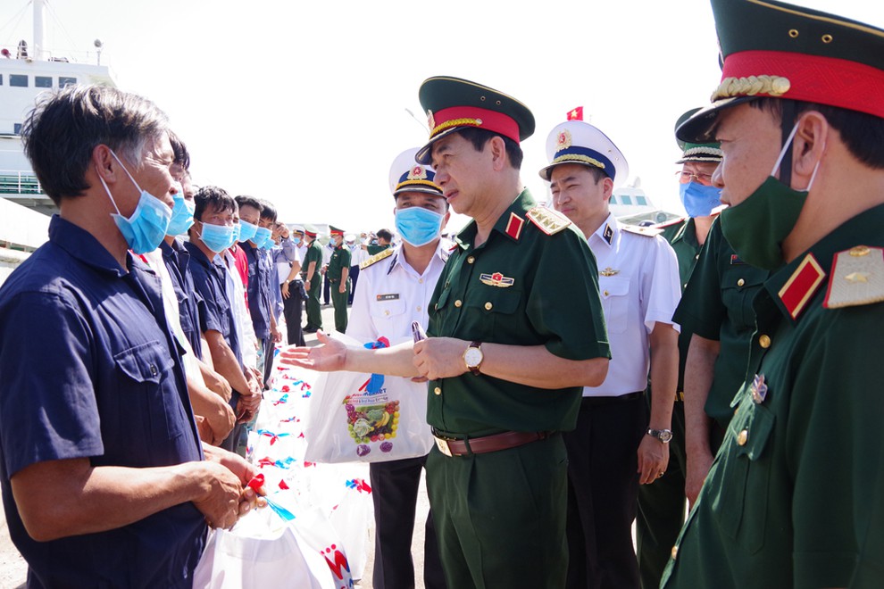 Bộ Tư lệnh Vùng 2 Hải quân đưa 30 ngư dân gặp nạn trên biển vào bờ an toàn