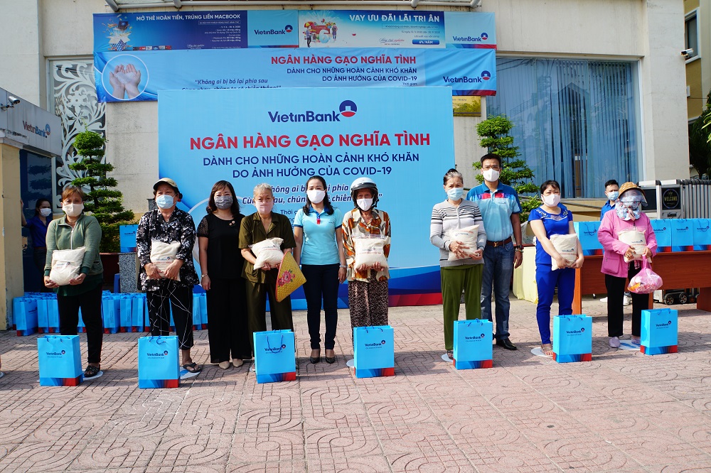“Ngân hàng gạo nghĩa tình” của VietinBank đến với người nghèo TP Hồ Chí Minh