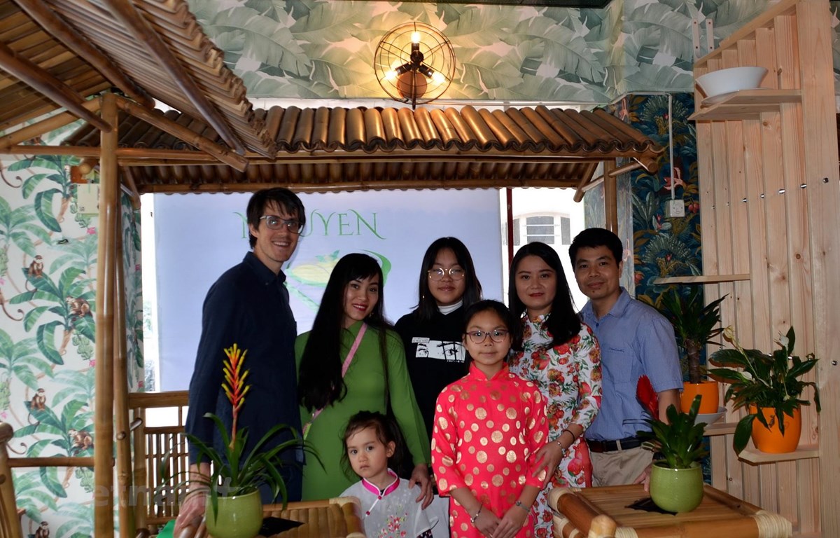 Tấm lòng người Việt - Chỗ dựa vững chắc trên tuyến đầu chống dịch COVID-19 tại Thụy Sĩ