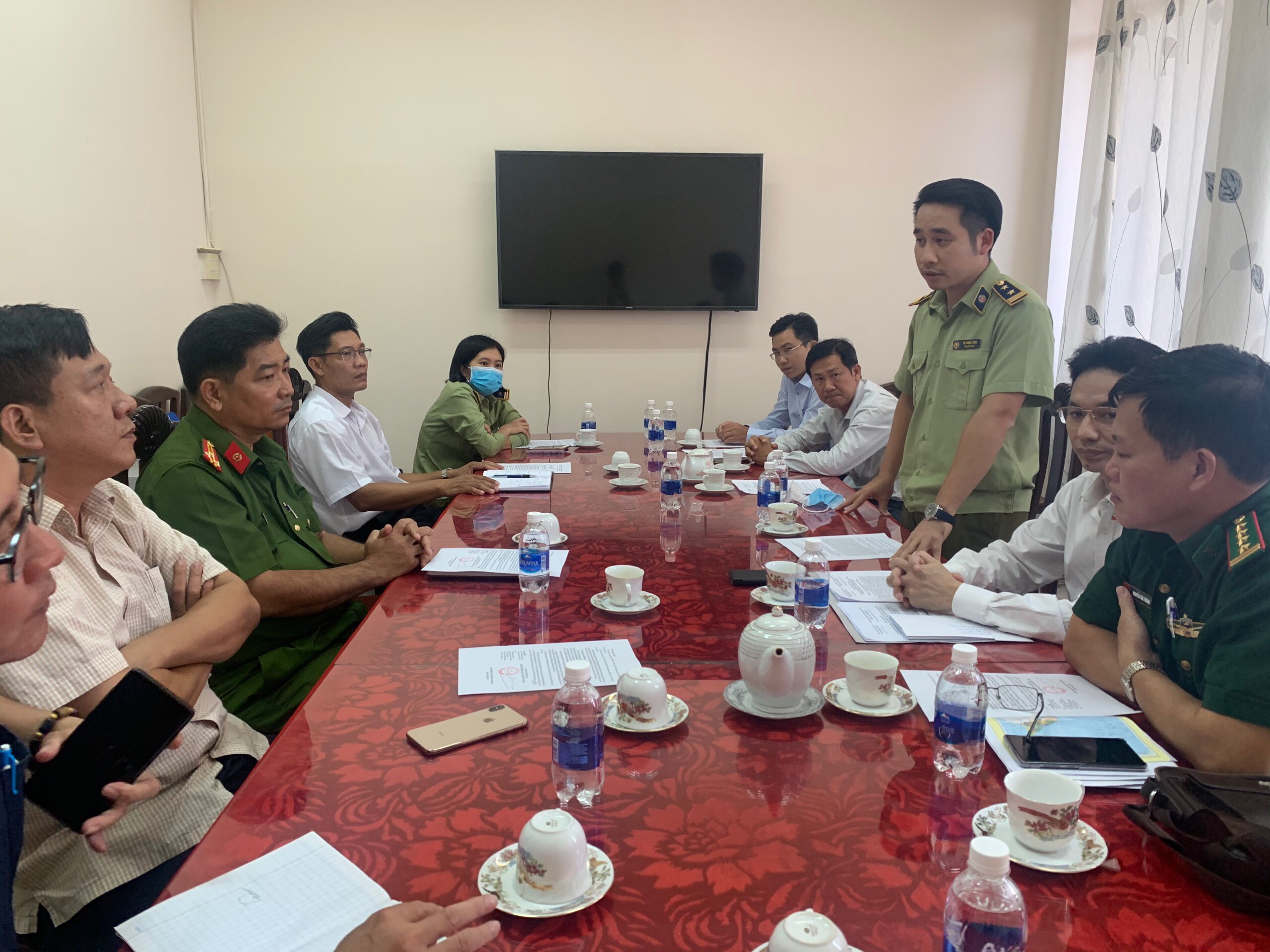 Kịp thời thăm hỏi cán bộ, chiến sĩ bị thương khi làm nhiệm vụ chống buôn lậu