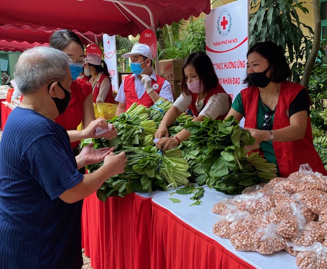 Phát miễn phí 400 suất quà tại “Chợ Nhân đạo”