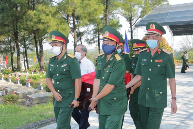 Truy điệu, an táng 15 hài cốt liệt sĩ quy tập ở Lào