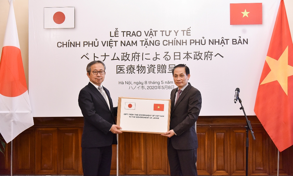 Trao tượng trưng hỗ trợ vật tư y tế tặng Chính phủ, nhân dân Nhật Bản