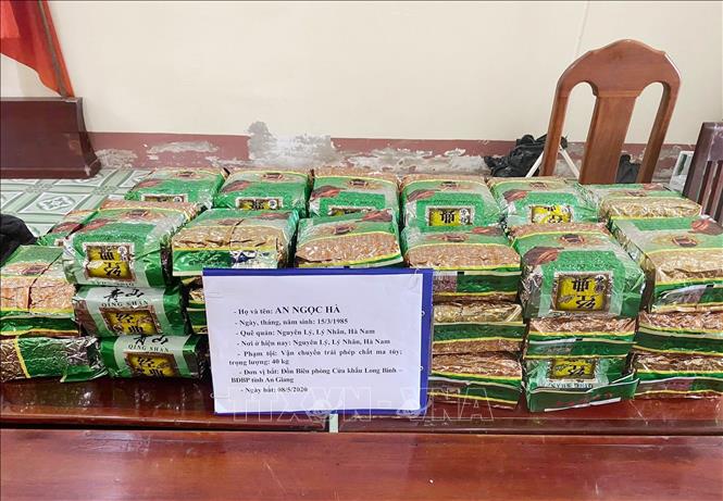 Bắt giữ 2 đối tượng vận chuyển 40 kg nghi là ma túy đá