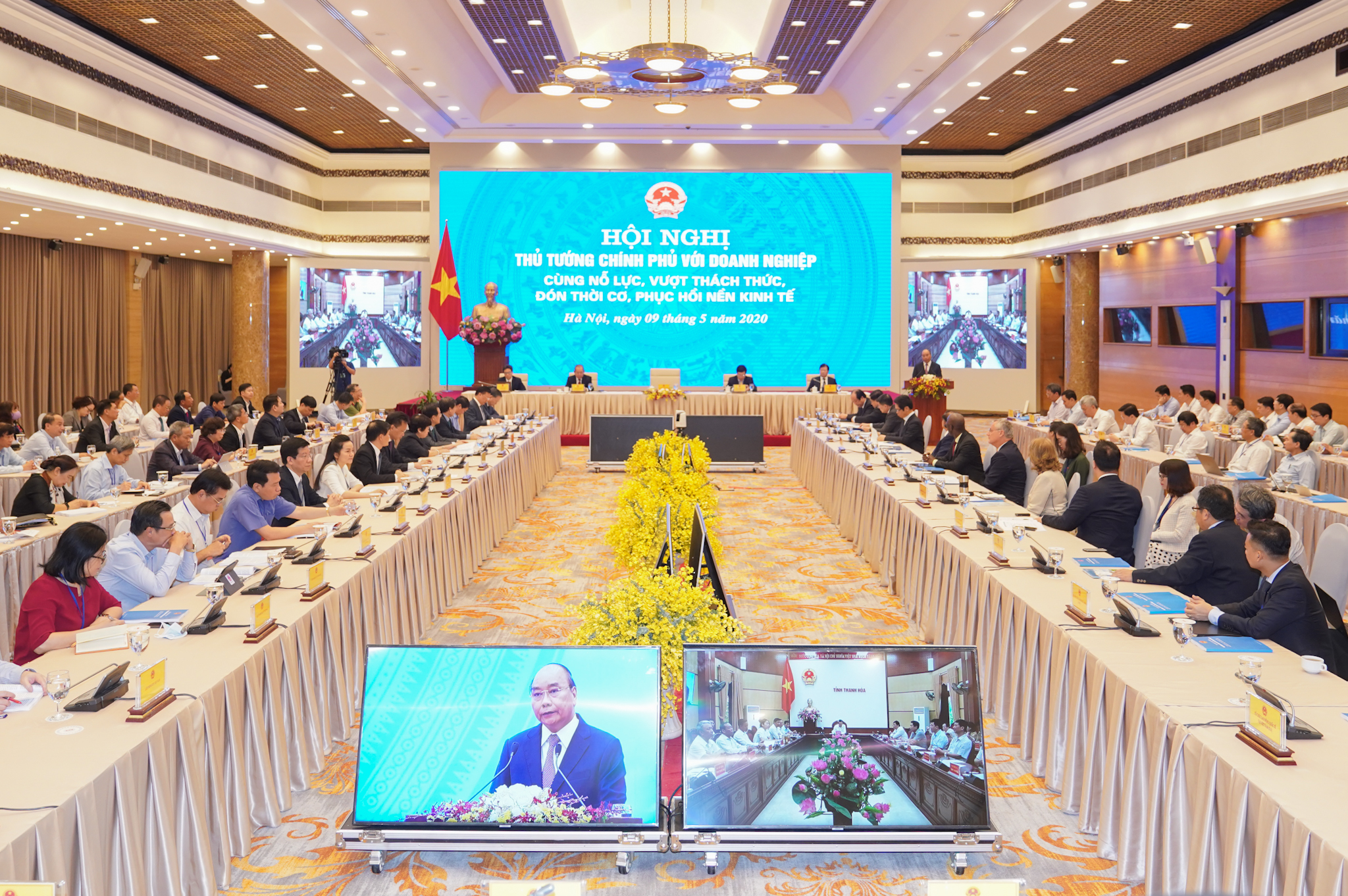 Thủ tướng đối thoại với doanh nghiệp tìm giải pháp vượt khó