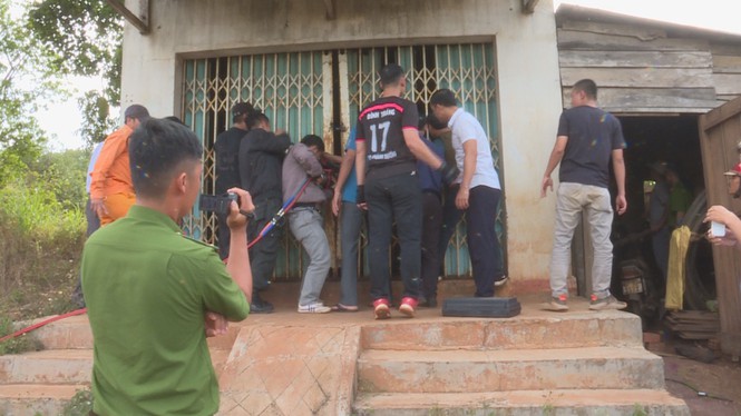 Giải cứu 2 cháu bé bị cha mẹ tâm thần nhốt trong nhà nhiều ngày